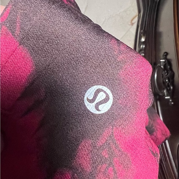 Lululemon flow and go crop, size 4, wine berry red black tie dye - Picture 3 of 6